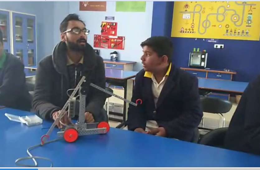 robot carnival in mp रोबोट कार्निवल, वीडियो में देखें बच्चों के बनाए ह्यूमन रोबोट