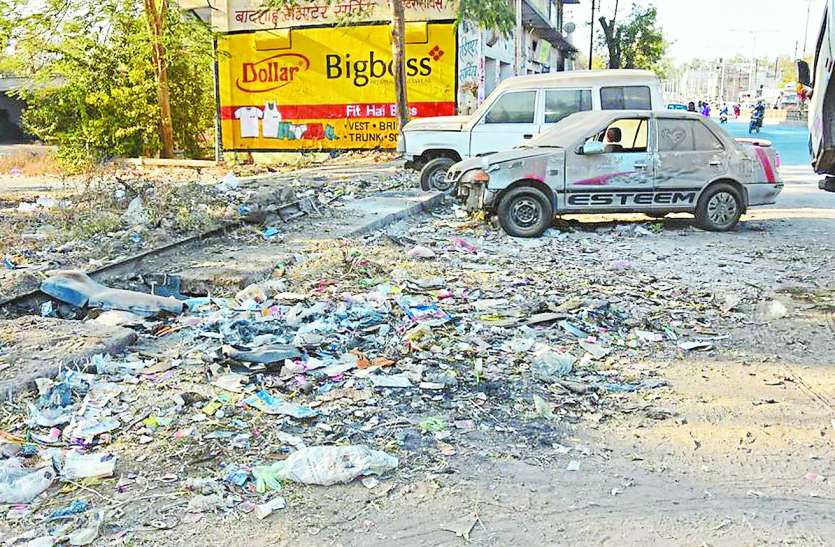 patrika पूरे शहर में अस्वच्छता, चौराहों पर न डस्टबिन, न ही सफाई