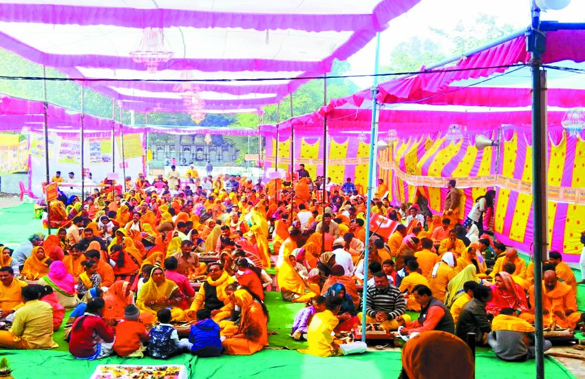 Concluding Gayatri Mahayagya अंतिम दिन श्रद्धालुओं ने यज्ञ वेदी में दी आहुतियां