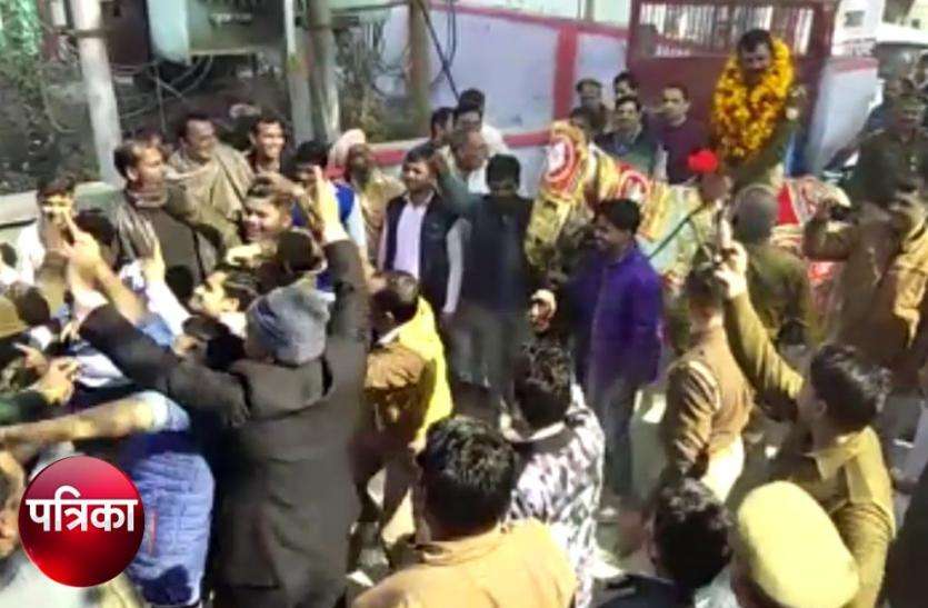 news Video: थानाध्यक्ष के हटने पर निकाली 'बारात', सड़क पर जमकर नाचे पुलिसकर्मी वायरल हुआ एेसा वीडियो