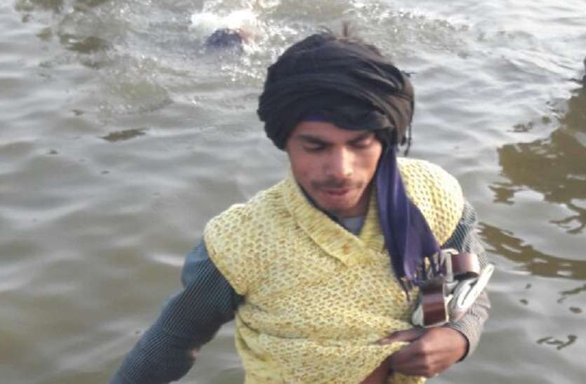 up news घंटो पानी में खड़े होकर पांव से निकालते हैं युवा सिक्का, ऐसे दे रहे गरीबी को मात
