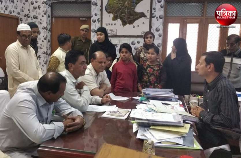 banswara बांसवाड़ा : पिछले साल एमजी अस्पताल में हुए तिहरे हत्याकांड के मामले में कलक्टर से मिला पीडि़त परिवार और कह दी ऐसी बात...