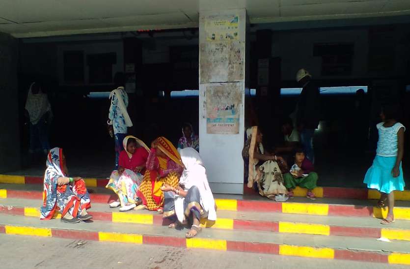 टिकट लेने यात्री टिकट घर के पास गए, मेमू लोकल रद्द होने की सूचना पढ़कर हो गए मायूस, 22 से लिंक को छोड़ सभी ट्रेनें रद्द, ये है वजह... टिकट लेने यात्री टिकट घर के पास गए, मेमू लोकल रद्द होने की सूचना पढ़कर हो गए मायूस, 22 से लिंक को छोड़ सभी ट्रेनें रद्द, ये है वजह...