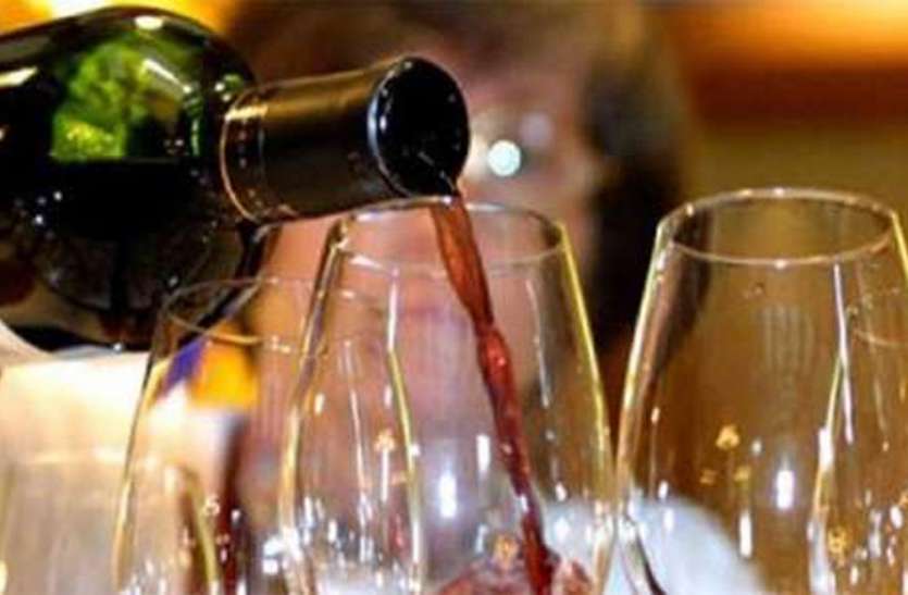 alcohol योगी सरकार ने शराब के शौकीनों को दिया बड़ा झटका, खरीदने से पहले जान ले कितनी महंगी हुर्इ बोतल