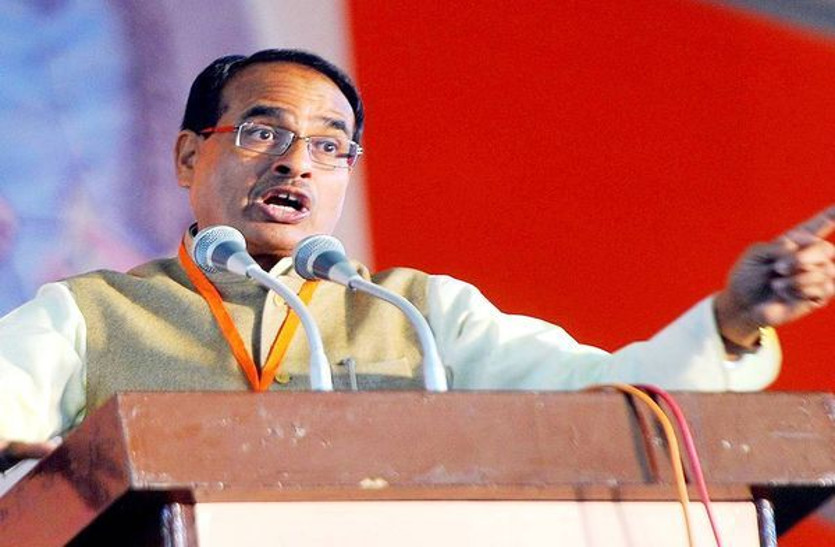 Meeting of Shivraj Singh Chauhan शिवराज के बिगड़े बोल, कहा- कलेक्टर सुन ले रे, हमारे भी दिन आएंगे