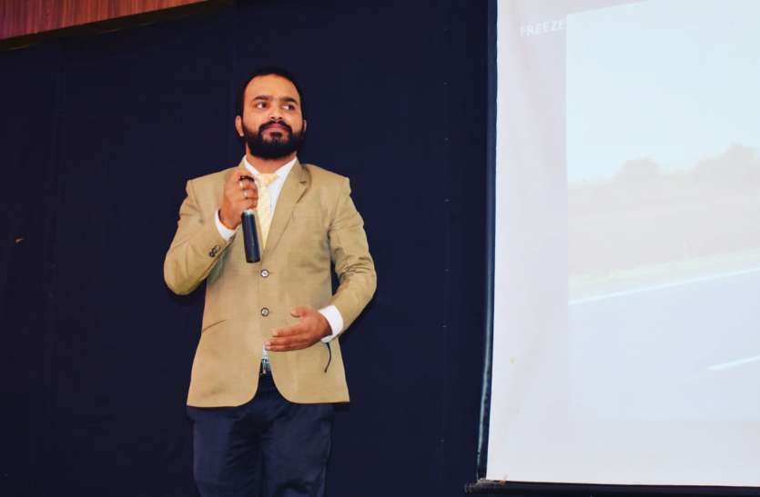 Youtube's Silver Play button honors Saurav यूट्यूब के सिल्वर प्ले बटन से सौरव हुए सम्मानित