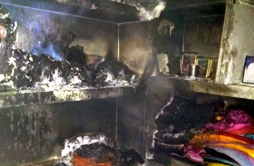 fire in shop कसीदे की दुकान में लगी आग, मचा हड़कंप