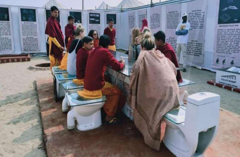 toilet cafeteria in kumbh mela विदेश से आई इस महिला ने कुंभ में आने से पहले बदल लिया अपना नाम, मेले में बनी आकर्षण का केंद्र