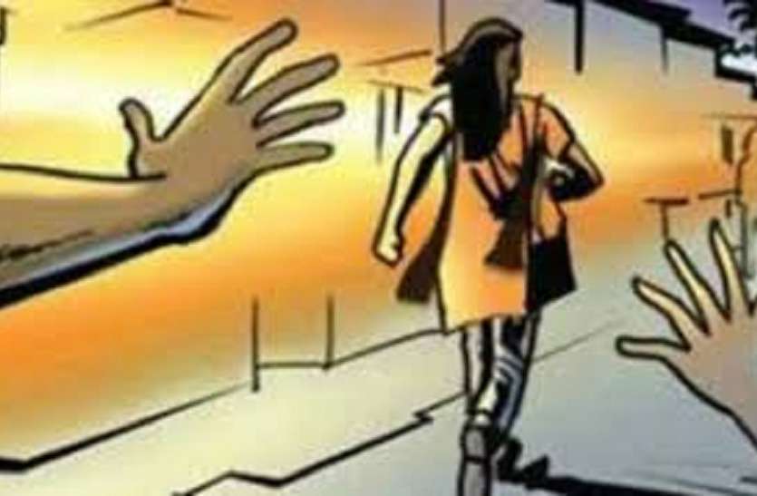 teasing परिचित ने प्यार का इजहार किया, इंकार किया तो की छेड़छाड़