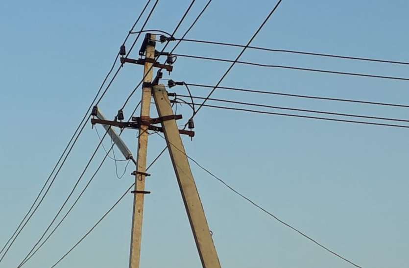 Electric shocks on the border of the farm बिजली के पोल टूटकर लोहे के सरियों पर अटके, शिकायत के बावजूद विभाग बेखबर