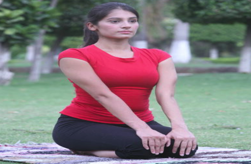 vajrasana पाचनतंत्र दुरुस्त रखकर माेटापा कम करता है वज्रासन