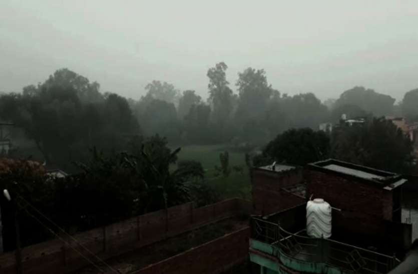 Weather दिन में छाया अंधेरा, पूर्वांचल में कई जगह बरिश, पड़े ओले