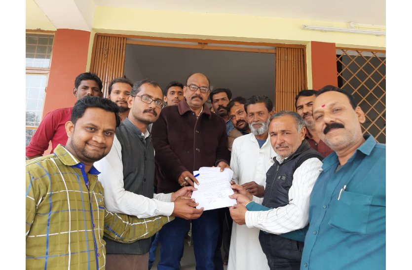 patrika news केंद्रीय विद्यालय खोलने की मांग को लेकर तहसीलदार को मांग पत्र दिया