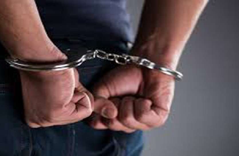 Arrest सरकारी नौकरी दिलाने वाला इंदिरा गांधी हवाई अड्डे पर तैनात कस्टम अधिकारी गिरफ्तार, जानिए क्यों