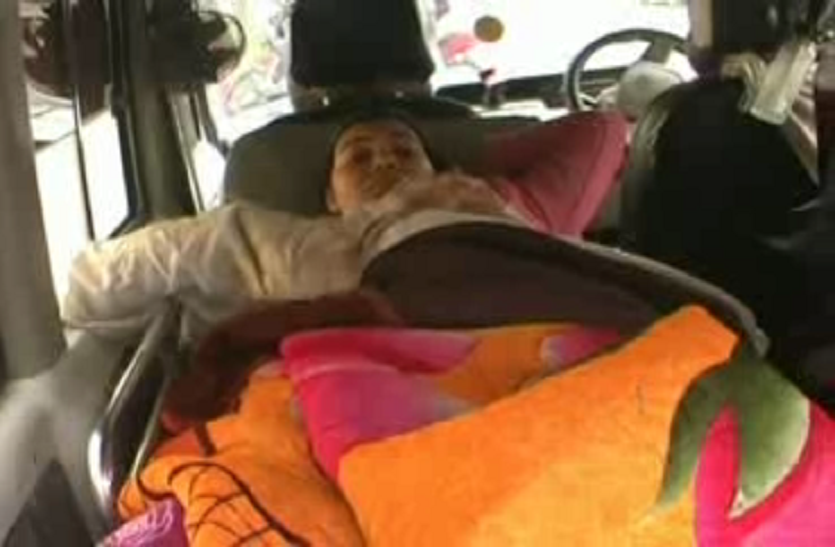 women brutally beaten मुस्लिम परिवार पर टूटा यूपी पुलिस का कहर, घर में घुसकर की पिटाई, महिला का पैर टूटा