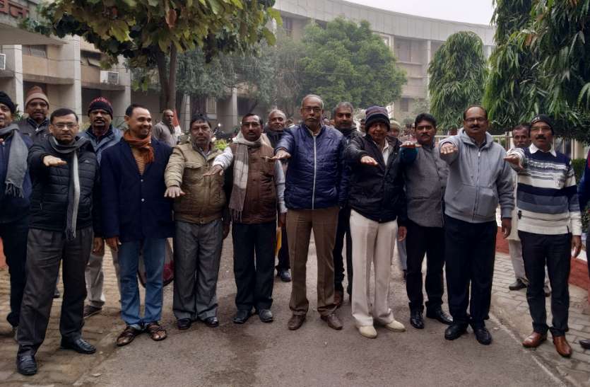 National voter day celebrated at Gramodya University प्रलोभन से प्रभावित होकर मत करें मतदान