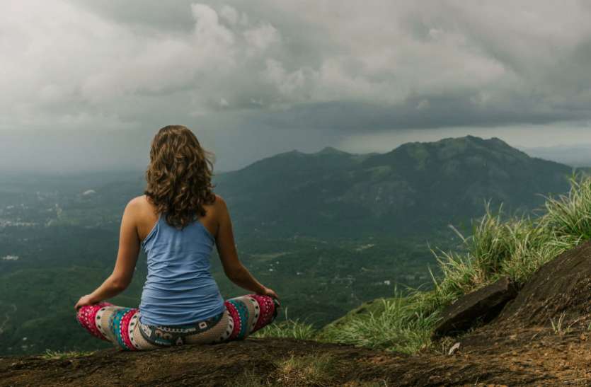Yoga Exam की तैयारियों के बीच समय निकाल कर जरूर करें योग, मिलेगी सफलता