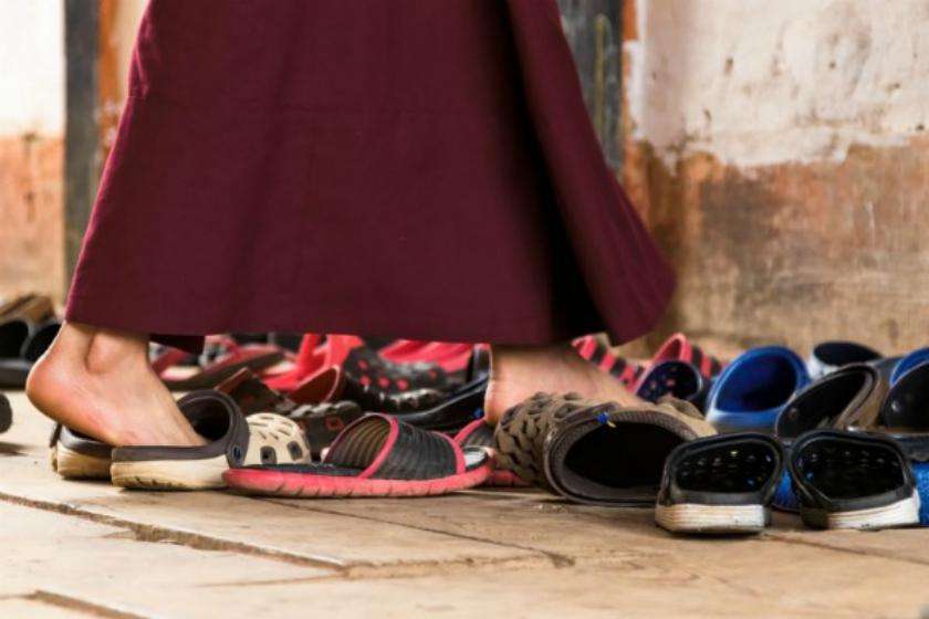 Theft Of Shoes Or Slippers Is An Auspicious Sign - मंदिरों ...