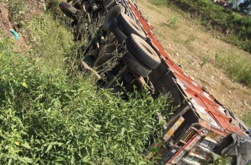 13 workers died after a truck slips while overturning in dhaka ईंट की भट्टी के पास हुआ बड़ा हादसा, ट्रक मुड़ाते हुए फिसलकर झोपड़ी पर गिरा, 13 मजदूरों की मौत