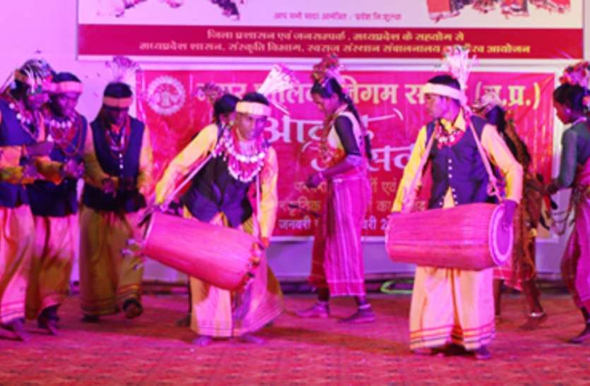 India Festival ... Presentation of colorful folklore लोकनृत्य और बुंदेली गीतों की धूम