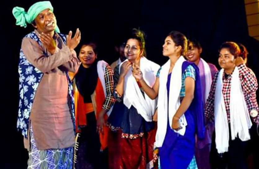 Presentation of emotional acting at Sania Bhaya Kotwal सैंया भए कोतवाल में भावपूर्ण अभिनय की प्रस्तुति