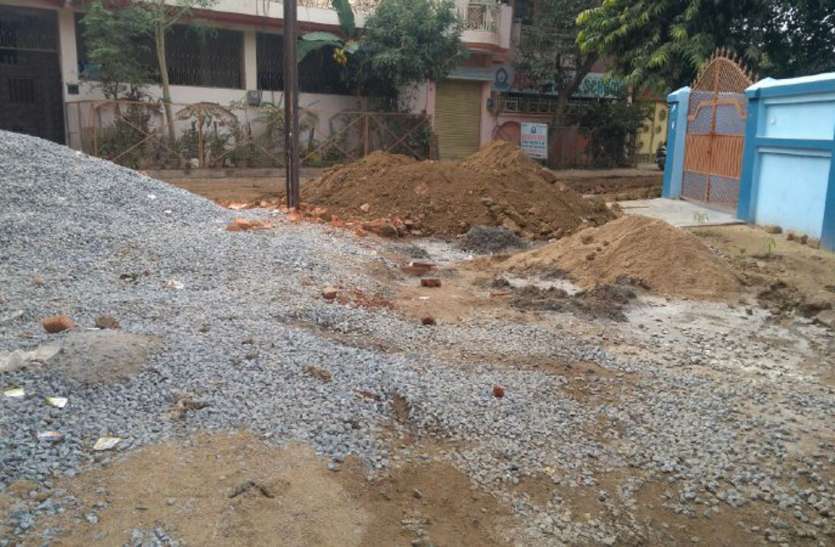 sewer,line घरों के सामने गड्ढे खोदकर बंद कराना भूले अधिकारी
