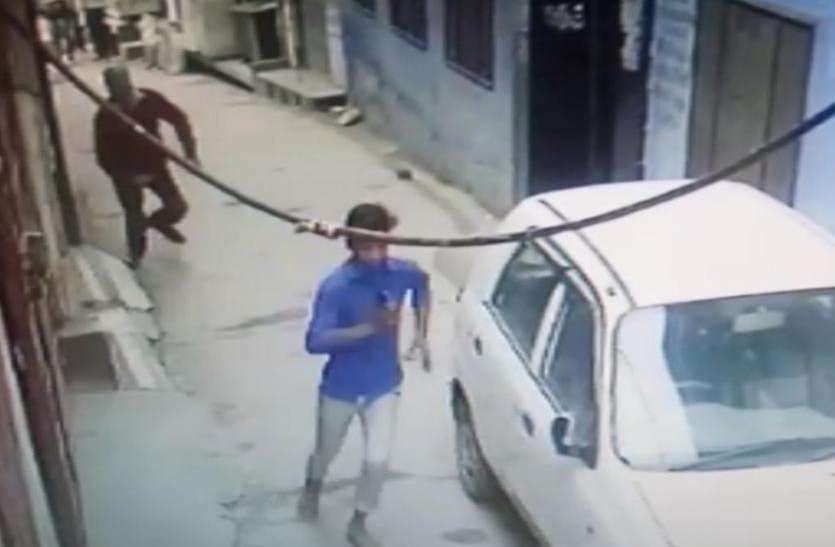 news पलक झपकते ही बुजुर्ग से एेसे झपट लिया मोबाइल, पीछा करने पर हुआ ये हाल, वायरल हो रहा वीडियो