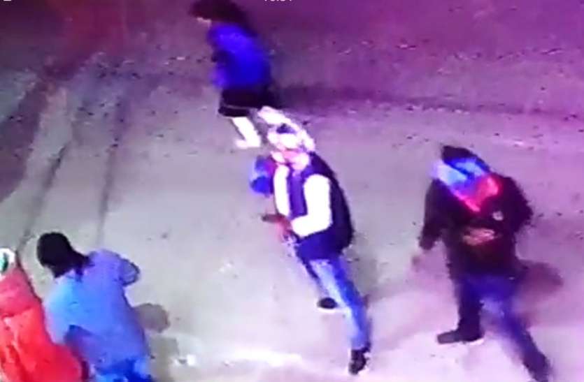 cctv शोरूम पर नकाबपोश बदमाशों ने की फायरिंग, सीसीटीवी में कैद हुए बदमाश