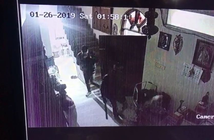 crime जिस कार से चोरी व लूट की उसे बदमाश सरदारपुर में छोड़ भागे