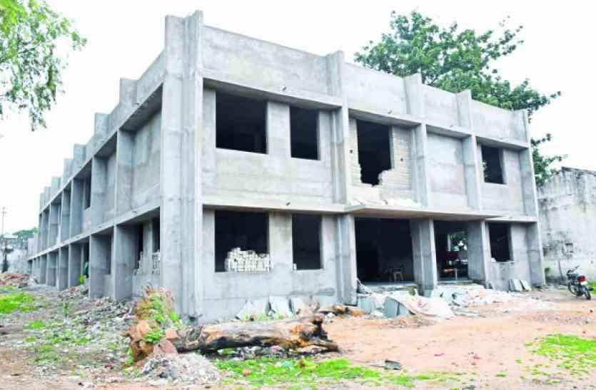 house घर बनाने की फाइलें तो लगा दी पर दस्तावेज नहीं