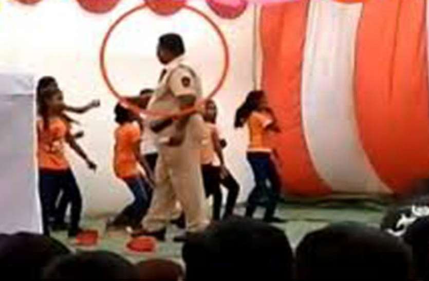 nagpur गणतंत्र दिवस पर पुलिसकर्मी ने स्कूली छात्राओं पर बरसाए नोट, ड्यूटी से हटाया गया