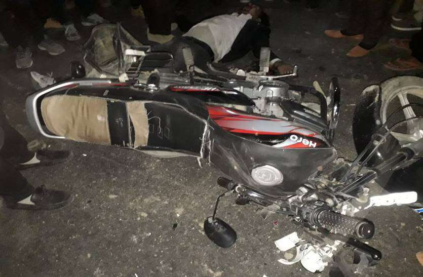road accident बाइक ट्रैक्टर में घुसी, एक भाई की मौत, दूसरा घायल