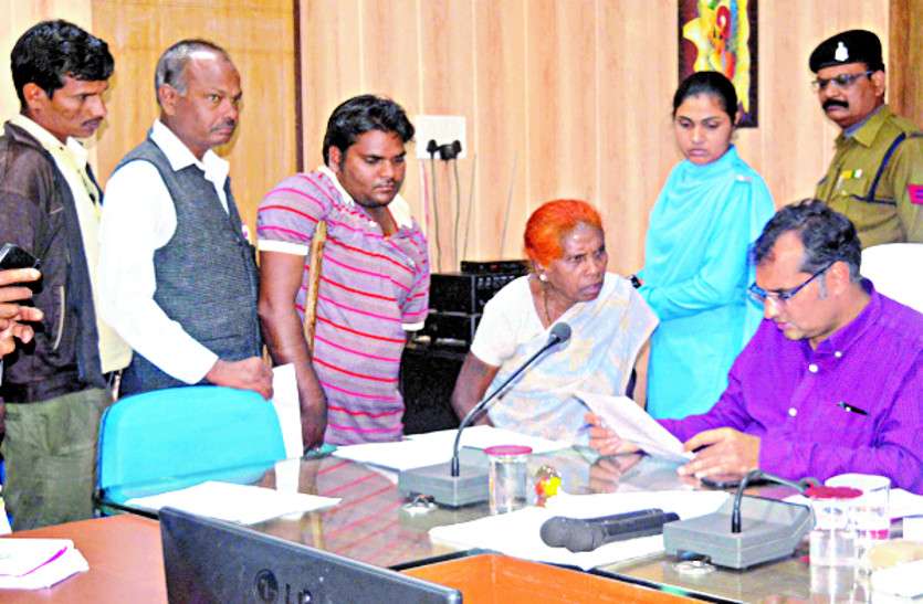 CG news बंदरों ने काटा, मुआवजे के लिए कलेक्टर के दरवाजे पर लगाई लोगों ने गुहार, जानिए ये मामला