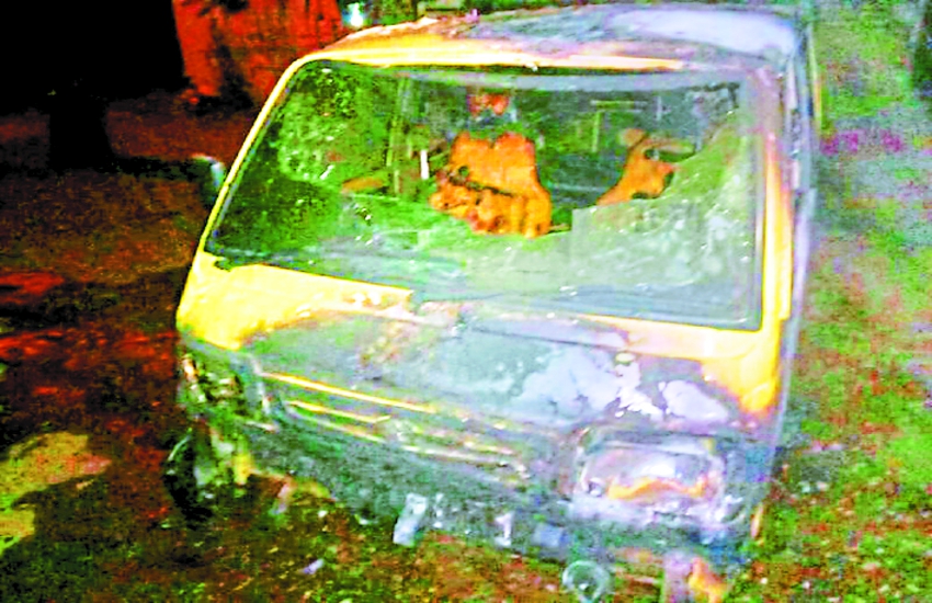 fire आधी रात कपड़े की दुकान और गाडिय़ों में लगाई आग