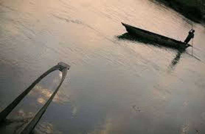 sea,fishermen,Three,stranded,days, समुद्र में तीन दिन तक फंसे ११ मछुआरे गुजरात पहुंचे