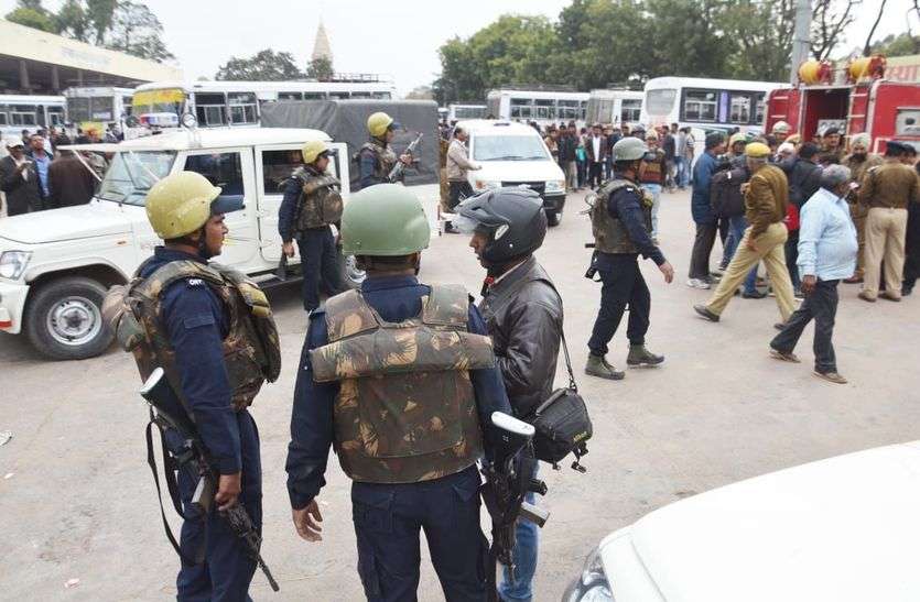सीकर में रोडवेज बस डिपो पर आतंकवादियों द्वारा बम धमाके करने की सूचना पर हडक़ंप मच गया। वहीं आतंकवादी छिपे होने की सूचना से लोगों में दहशत फैल गई।