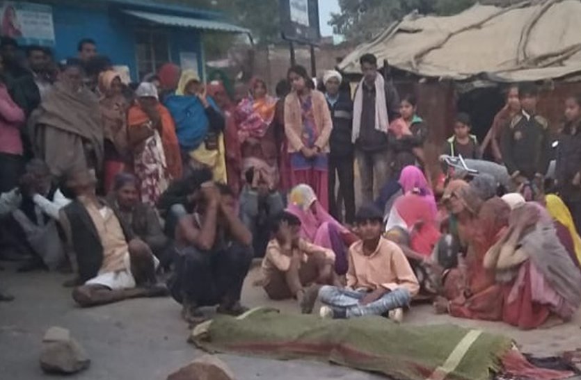 Accident दर्दनाक मौत: घर से निकलते ही ट्रक ने युवक को कुचला, गुस्साए लोगों ने फूंक डाला ट्रक