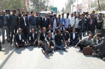 lawyer protest in lalitpur पुलिस अधिवक्ता तीस हजारी कांड का असर दिखा जनपद में, प्रदर्शन कर की मांग