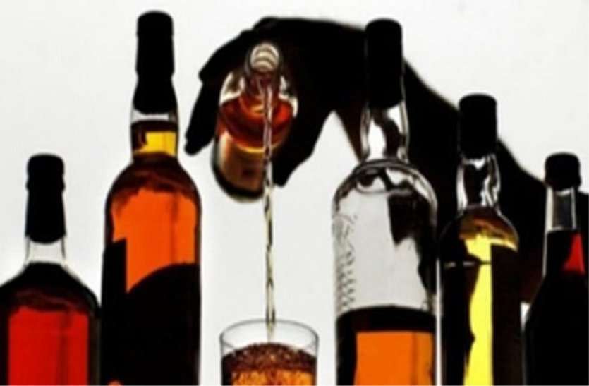 wine in rajasthan जयपुर: रात 8 बजे बाद आगे की बजाय पीछे खिड़की से बेच रहे थे शराब, DCP ने पकड़ा