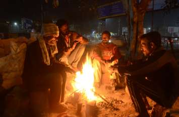 Cold Waves In Rajasthan, Udaipur Weather राजस्थान में चली शीतलहर से दिन में भी ठिठुरेे लोग, बर्तनों में रखा पानी बन गया बर्फ