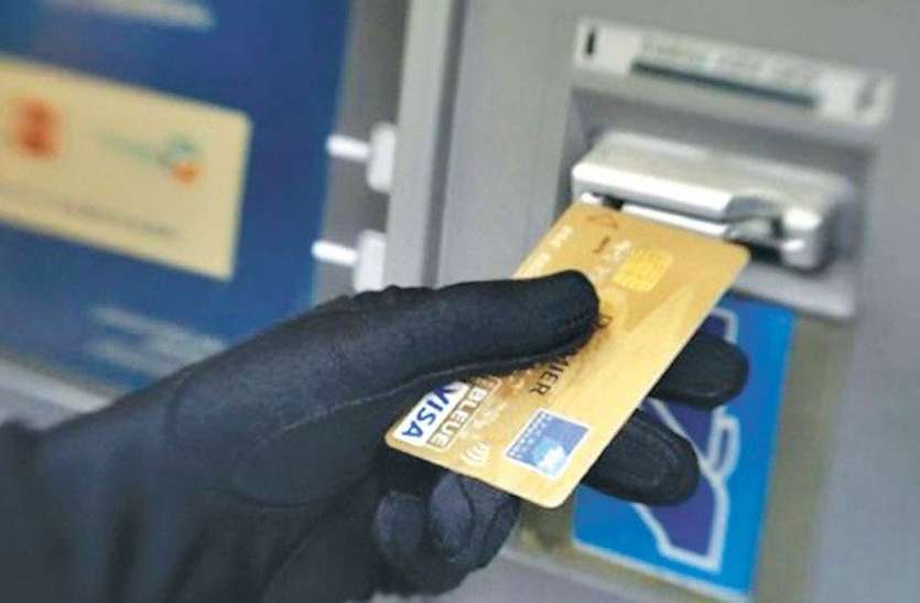atm loot रात को एटीएम में घुसकर दो युवकों ने किया ये काम...गार्ड की सजगता से पुलिस ने घेराबंदी कर धरदबोचा