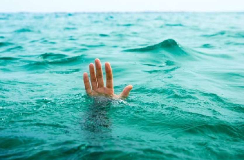 sea,students,drowned, सैर-सपाटा करने आए नौवीं कक्षा के तीन छात्र समुद्र में डूबे