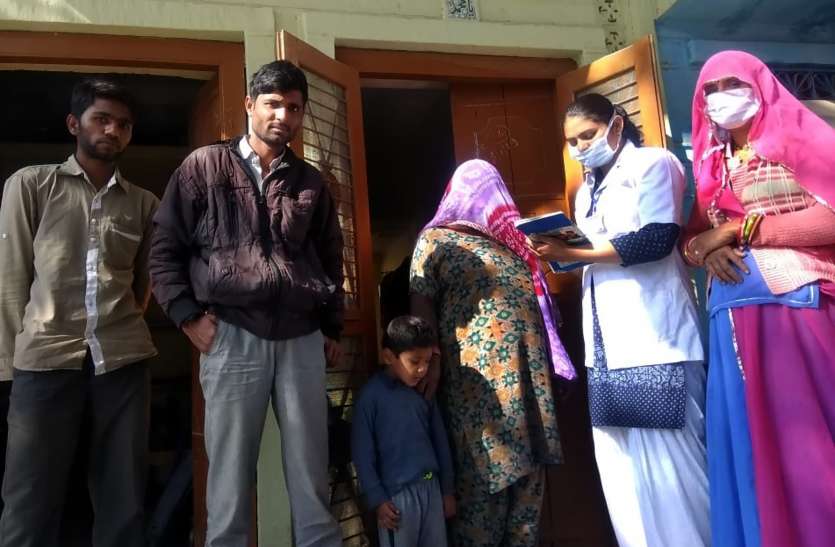 medical team reach in village स्वाइन फ्लू का डर, घर घर पहुंच रही मेडिकल टीमें