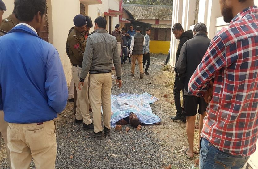 murder स्कूल परिसर में युवक की चाकू गोदकर हत्या, मृतक का मोबाइल, नकदी व स्कूटी ले भागे हमलावर