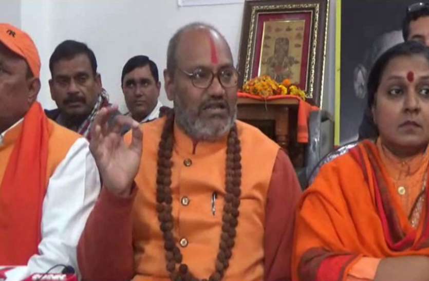 Saint इस संत ने किया दावा ‘सीएम योगी के दादा की पिस्टल से हुई थी गांधी जी की हत्या’