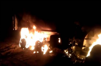 Maoists gave fire to many vehicles in ramgarh-jharkhand माओवादियों ने सड़क निर्माण करा रही कंपनी के कई वाहनों को फूंका