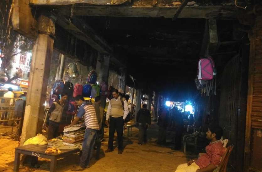 Kolkata, West Bengal, India रोजी-रोटी की खातिर जान जोखिम में डालकर व्यापार