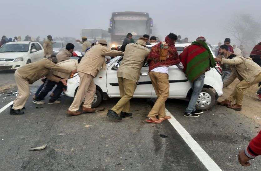 सीकर सड़क हादसा: बस-कार की भिड़ंत के बाद पीछे से टकराती चलीं गईं 50 गाडिय़ां, देखें हादसे की खौफनाक तस्वीरें