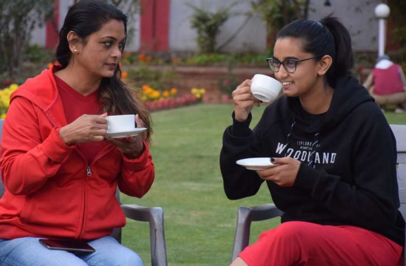 tulsi tea demand in homes, restaurants and hotels in the winter तुलसी चाय बनी फेवरेट