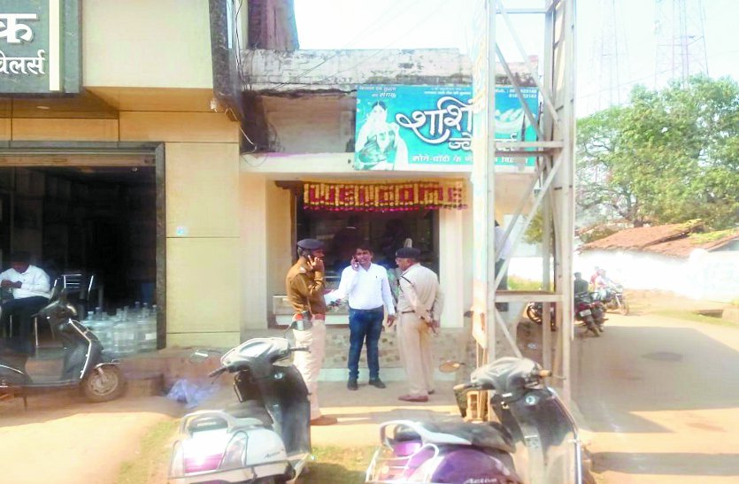 थानॠसॠà¤à¤à¤¦ à¤à¤¦à¤®à¥à¤ à¤à¥ दà¥à¤°à¥ पर दà¥à¤à¤¾à¤¨ सॠसà¥à¤¨à¥-à¤à¤¾à¤à¤¦à¥ à¤à¥ à¤à¥à¤µà¤°à¤¾à¤¤ à¤à¥ à¤à¥à¤°à¥